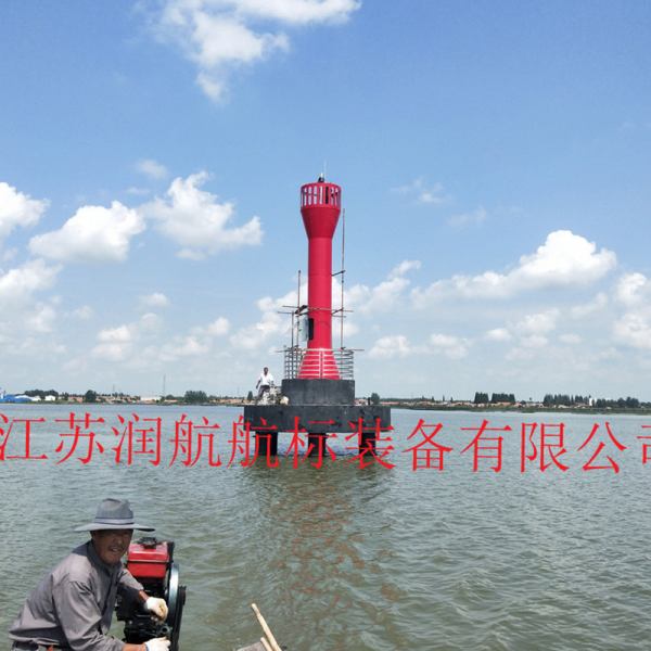 水上左側(cè)燈塔